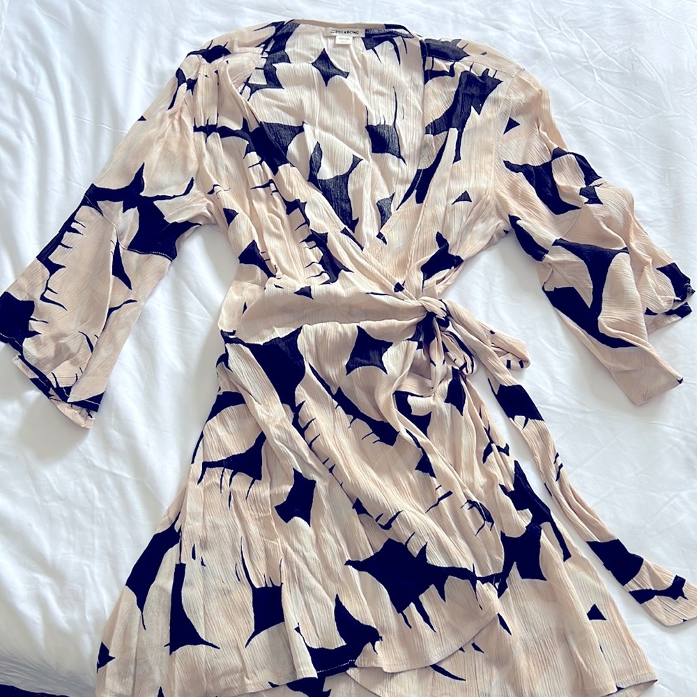 NWT Billabong Divine Day Wrap Dress